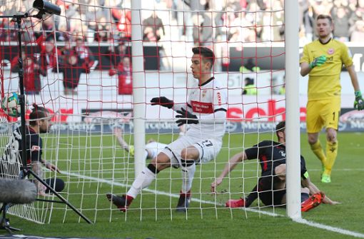 Erik Thommy erzielt gegen Eintracht Frankfurt sein erstes Bundesligator. Foto: Baumann