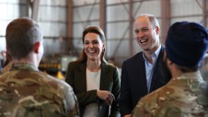 Haben sichtlich Spaß in Zypern: Kate und William scherzen den Soldaten. Foto: PA Wire