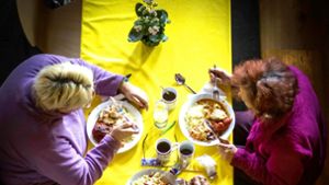 In der Vesperkirche freuen sich die Menschen auf ein warmes Mittagessen. Foto: Lg/Kovalenko