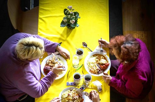 In der Vesperkirche freuen sich die Menschen auf ein warmes Mittagessen. Foto: Lg/Kovalenko