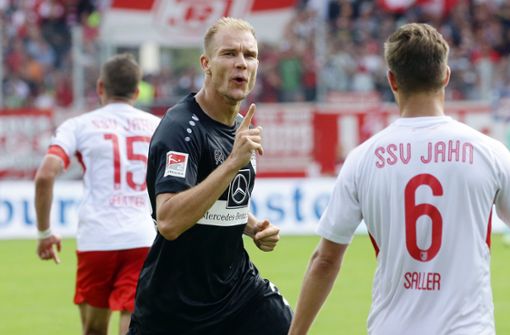 Auch dank Holger Badstuber (Mitte) hat der VfB Stuttgart beim SSV Jahn Regensburg 3:2 gewonnen – doch der Abwehrspieler sprach danach auch mahnende Worte. Foto: Baumann