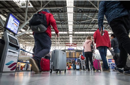 Passagiere am Flughafen Stuttgart: Sie können mit der Servicequalität recht zufrieden sein, lautet das Resultat eines neuen Rankings. Foto: Lichtgut/Christoph Schmidt
