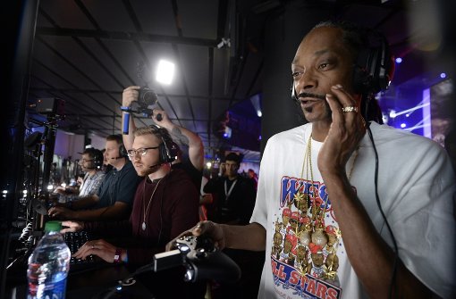 Der Rapper Snoop Dogg versuchte sich bei der E3 bei Los Angeles an dem Spiel Battelfield 1. Foto: GETTY IMAGES NORTH AMERICA