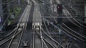 Kabeldiebe haben den Zugverkehr in Teilen des Ruhrgebiets und im Norden Nordrhein-Westfalens über Stunden lahmgelegt. Foto: Federico Gambarini/dpa