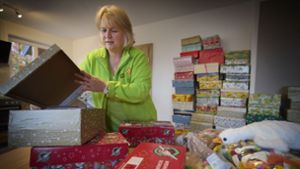 Katja Meindl beim Päckchen kontrollieren und auffüllen: Bei der 54-Jährigen sieht es  aus,  als würde  Weihnachten vor der Tür stehen. Foto: /Gottfried Stoppel