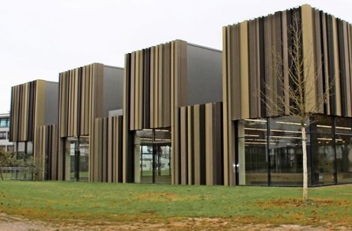 Die hochmoderne Holzkonstruktion der Schießhalle in Ruit ist mit einer Aluminiumfassade versehen. Foto: Caroline Holowiecki