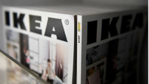 Das Kundenverhalten hätte sicht gewandelt und der Katalog sei immer weniger genutzt worden, teilte der schwedische Möbelkonzern Ikea mit. In der Bildergalerie finden sich ältere Katalog-Cover mit berühmten Slogans wie „Lebst du schon?“ Foto: AFP/Gabriel Bouys