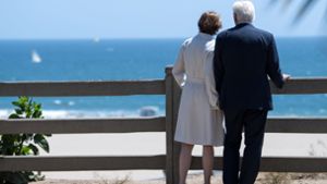 Oh, wie schön ist Santa Monica: Bundespräsident Frank-Walter Steinmeier und seine Frau Elke Büdenbender gehen an der Küstenpromenade spazieren. Foto: dpa