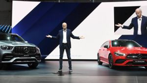 Dieter Zetsche präsentiert bei seinem letzten Autosalon in Genf als Daimler-Vorstandschef den Mercedes AMG GLE 53 (links) und den CLA Shooting Brake. Foto: dpa