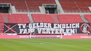 In der Cannstatter Kurve der Mercedes-Benz-Arena forderten die Fans des VfB Stuttgart die Verbandsfunktionäre bereits auf, die Fernsehgelder anders zu verteilen. Foto: Baumann
