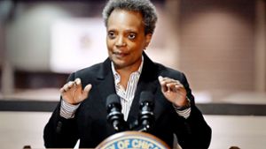 Chicagos Bürgermeisterin Lori Lightfoot weist auf die Ungleichheit  hin. Foto: AP/N. Huh