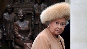 Unecht? Laut ihrer Schneiderin trägt die Queen keine echten Pelze mehr. Foto: dpa/Andy Rain