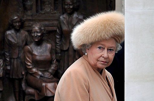 Unecht? Laut ihrer Schneiderin trägt die Queen keine echten Pelze mehr. Foto: dpa/Andy Rain