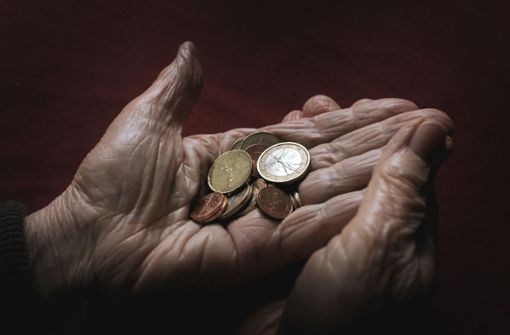Knapp die Hälfte der Rentner in Deutschland bezieht eine Rente von weniger als 800 Euro. Foto: dpa