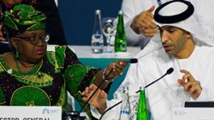 Der emiratische Staatsminister für Außenhandel, Thani bin Ahmed al-Zeyoudi, sitzt neben der Generaldirektorin der Welthandelsorganisation, Ngozi Okonjo-Iweala, beim 13. Ministertreffen der Welthandelsorganisation. Foto: Jon Gambrell/AP/dpa