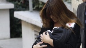 Carla Bruni-Sarkozy verlässt gemeinsam mit ihrer Tochter Giulia das Krankenhaus. Ehemann Nicolas Sarkozy versucht unterdessen den Euro zu retten. Und bekam in Brüssel ... Foto: AP