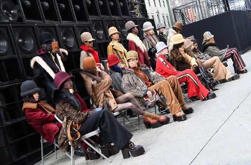Alle Models tragen verschiedene Hüte zu den passenden Outfits und posieren für ein Gruppenfoto. Foto: AFP
