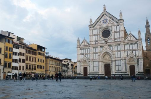 Hier ist nur wenig los –  beste Bedingungen für ein Selfie auf der Piazza Santa Croce in Florenz. Foto: dpa-tmn/Florian Sanktjohanser