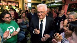 Ministerpräsident Winfried Kretschmann spricht am Wahlabend bei einer Wahlparty der Grünen in der Kneipe Schlesinger in Stuttgart. Foto: dpa
