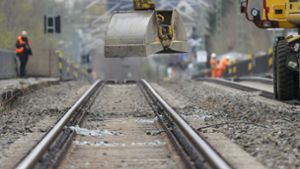 Ob Reparatur oder Neubau: Über Schienenprojekte gibt es immer wieder Diskussionen. Foto: dpa/Jan Woitas