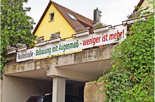 An der Reutestraße wehren sich die Nachbarn gegen eine geplante Neubebauung in zweiter Reihe. Unter anderem mit Bannern bringen sie ihre Kritik zum Ausdruck. Foto: Fritzsche