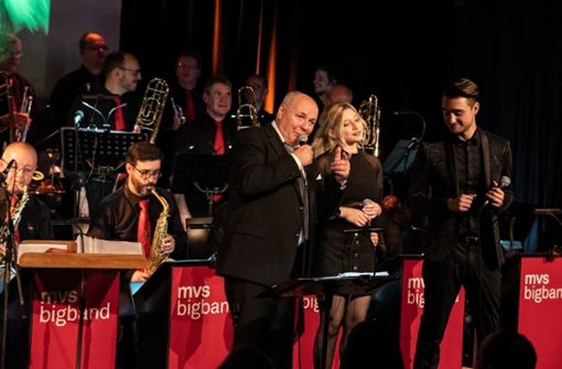 MVS-Bandleader Jörg Gebhardt mit den Solostimmen  Tanja Losch und Alexander Wolff. Foto: Eugen Mayer