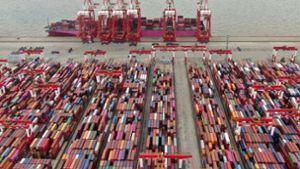 Durch den Lockdown in Shanghai bleiben Unmengen an für den Export bestimmte Container im Hafen. Foto: dpa