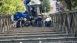 Eine Stahlkonstruktion entlastet nun die marode Brücke über den Hammerkanal. Allerdings müssen die Anschlüsse am Montag noch nachgebessert werden. Foto: Horst Rudel