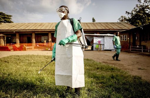 Ein Hygieniker vor einer Ebola-Klinik in der kongolesischen Stadt Beni Foto: AFP