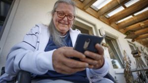 Regina Schwämmle hält mit ihrem Handy den Kontakt zur Außenwelt. Foto: Gottfried Stoppel/Gottfried Stoppel