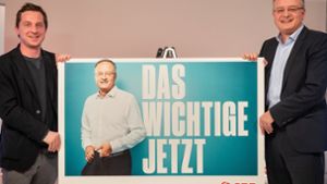 Sascha Binder (links) und Andreas Stoch mit einem der  Plakatmotive  für den Landtagswahlkampf Foto: dpa/Christoph Schmidt