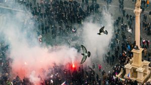 Bei Protesten gegen die Pandemie-Maßnahmen kam es in Prag zu Ausschreitungen. Foto: dpa/Roman Vondrouš