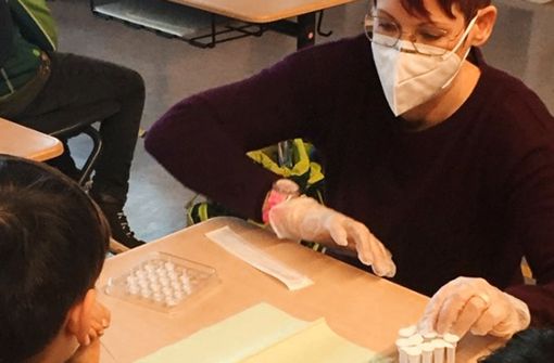 Die Ärztin  Nadine Mattes hilft bei Selbsttests an der Wilhelmsschule Wangen. Foto:  
