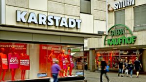 Bundesweit soll es etwa 60 gemeinsame Standorte von Karstadt und Kaufhof geben (wie hier in Trier)  – dort sind die Befürchtungen der Belegschaften besonders groß. Foto: dpa
