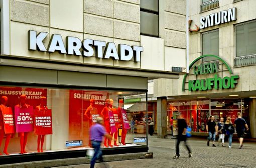 Bundesweit soll es etwa 60 gemeinsame Standorte von Karstadt und Kaufhof geben (wie hier in Trier)  – dort sind die Befürchtungen der Belegschaften besonders groß. Foto: dpa