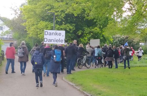 Etwa 300 Fans des umstrittenen Historikers Daniele Ganser sind am Freitag zu der Kundgebung in Leinfelden gekommen. Foto: Alexandra Kratz