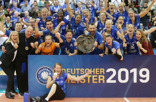 Jubel, Trubel, Heiterkeit: Stuttgarts Volleyballerinnen und die Team-Verantwortlichen mit der Schale. Foto: Baumann