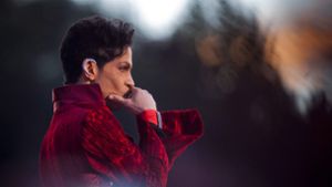 Am Freitag jährt sich der Todestag von Prince. Ein Album mit bisher unveröffentlichen Songs wird es an diesem Tag erst einmal nicht geben. (Archivfoto) Foto: dpa