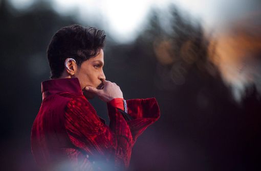 Am Freitag jährt sich der Todestag von Prince. Ein Album mit bisher unveröffentlichen Songs wird es an diesem Tag erst einmal nicht geben. (Archivfoto) Foto: dpa