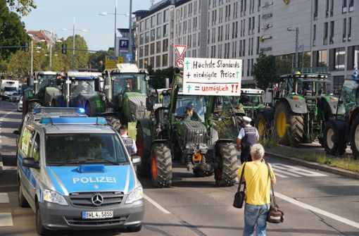 Bei der Anfahrt der Landwirte zur Demo kam es kurzzeitig zu Verkehrsbehinderungen. Foto: Andreas Rosar Fotoagentur-Stuttgart/Andreas Rosar Fotoagentur-Stuttgart