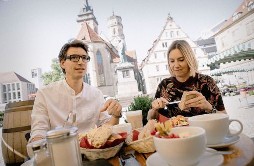 Für sie zählt Vielfalt und Nachhaltigkeit: Thomas und Christine Steimle beim Frühstück in der Alten Kanzlei. Foto: Lichtgut/Leif Piechowski