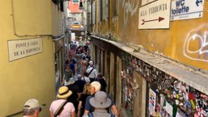 Besucher drängen sich in der Calle de la Madoneta, eine der engen Gassen Venedigs. Foto: Christoph Sator/dpa
