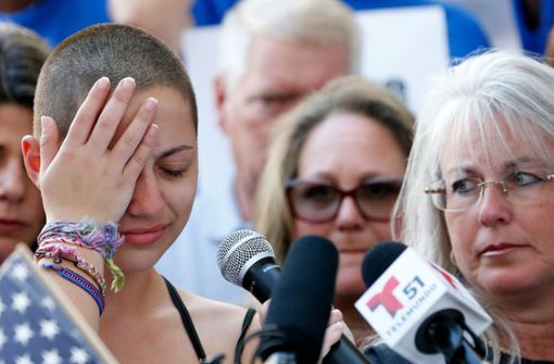 Unter Tränen greift die Überlebende Emma Gonzalez Präsident Trump für seine Nähe zur Waffenlobby an. Foto: AFP