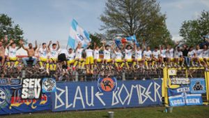 Die Kickers steigen in die Regionalliga auf und feiern mit den Fans. Foto: Pressefoto Baumann/Julia Rahn