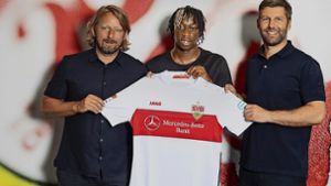 Tanguy Coulibaly mit Sven Mislintat und Thomas Hitzlsperger (r.) Foto: VfB Stuttgart