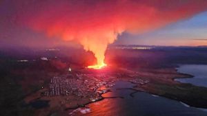 Der 4000-Einwohner-Ort Grindavík war in der Nacht zum Sonntag evakuiert worden, als sich die erneute Eruption auf der Reykjanes-Halbinsel  mit einer  Erdbebenserie angekündigt hatte. Foto: AFP/Icelandic Department of Cicil PR