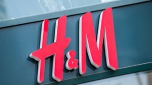 Gegen H&M haben Datenschützer ein Bußgeldverfahren eingeleitet. Mitarbeiter sollen überwacht worden sein. Foto: dpa/Hauke-Christian Dittrich