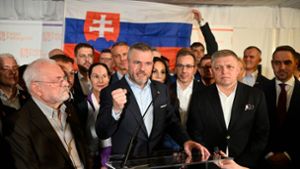 Präsidentschaftskandidat Peter Pellegrini, Mitte, feiert nach der Stichwahl in der Slowakei. Laut Auszählungen gewinnt er noch in der Nacht die Kandidatur. Foto: Denes Erdos/AP/dpa