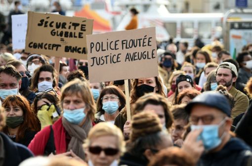 In Frankreich protestieren viele Menschen gegen das geplante Gesetz, das das Filmen von Polizisten im Einsatz erschweren soll. Foto: dpa/Clement Mahoudeau