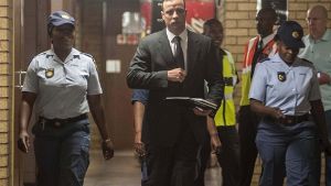 Oscar Pistorius auf dem Weg zum Gericht. Nach einem Jahr im Gefängnis wird er nun in den Hausarrest entlassen – vorerst. Foto:  